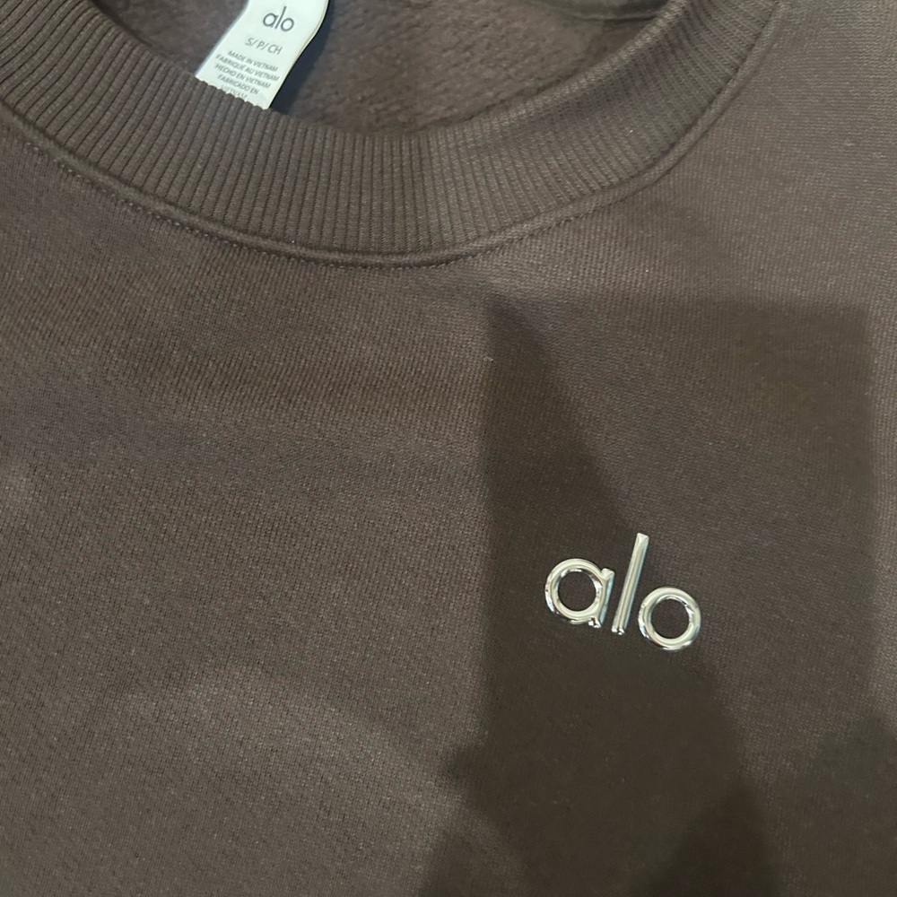 ALO Yoga women’s brown accolade crew neck pullover